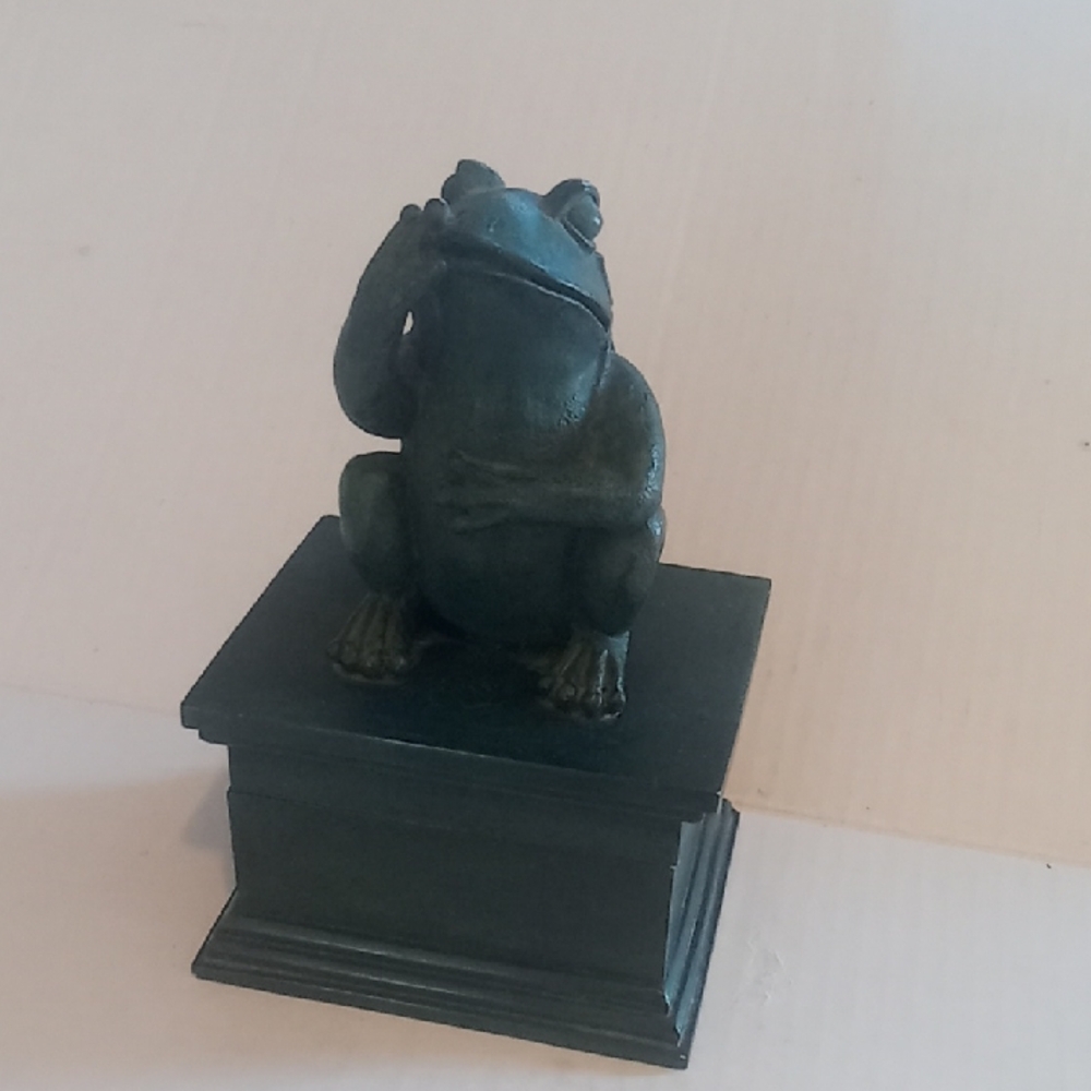 Whimsical Green Resin? Frog Accent Trinket Box Figurine ~ 7" Tall /4.5" Wide